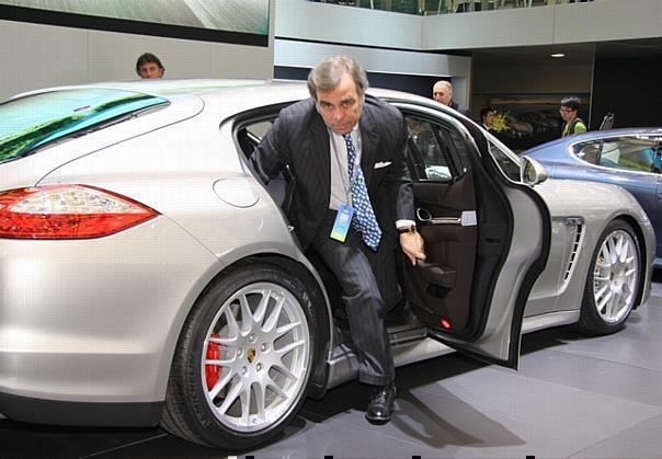 Ludwig Willisch, Chef der BMW-Sportwagenschmiede M GmbH, wollte es wissen: Wie sitzt es sich hinten im Porsche Panamera? Foto: UnitedPictures